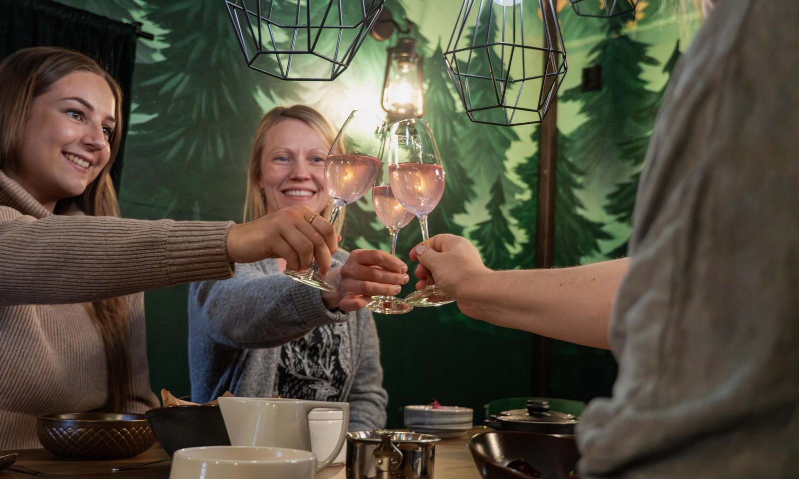 Ryhmä nostaa maljat Piparinan piparimökissä.