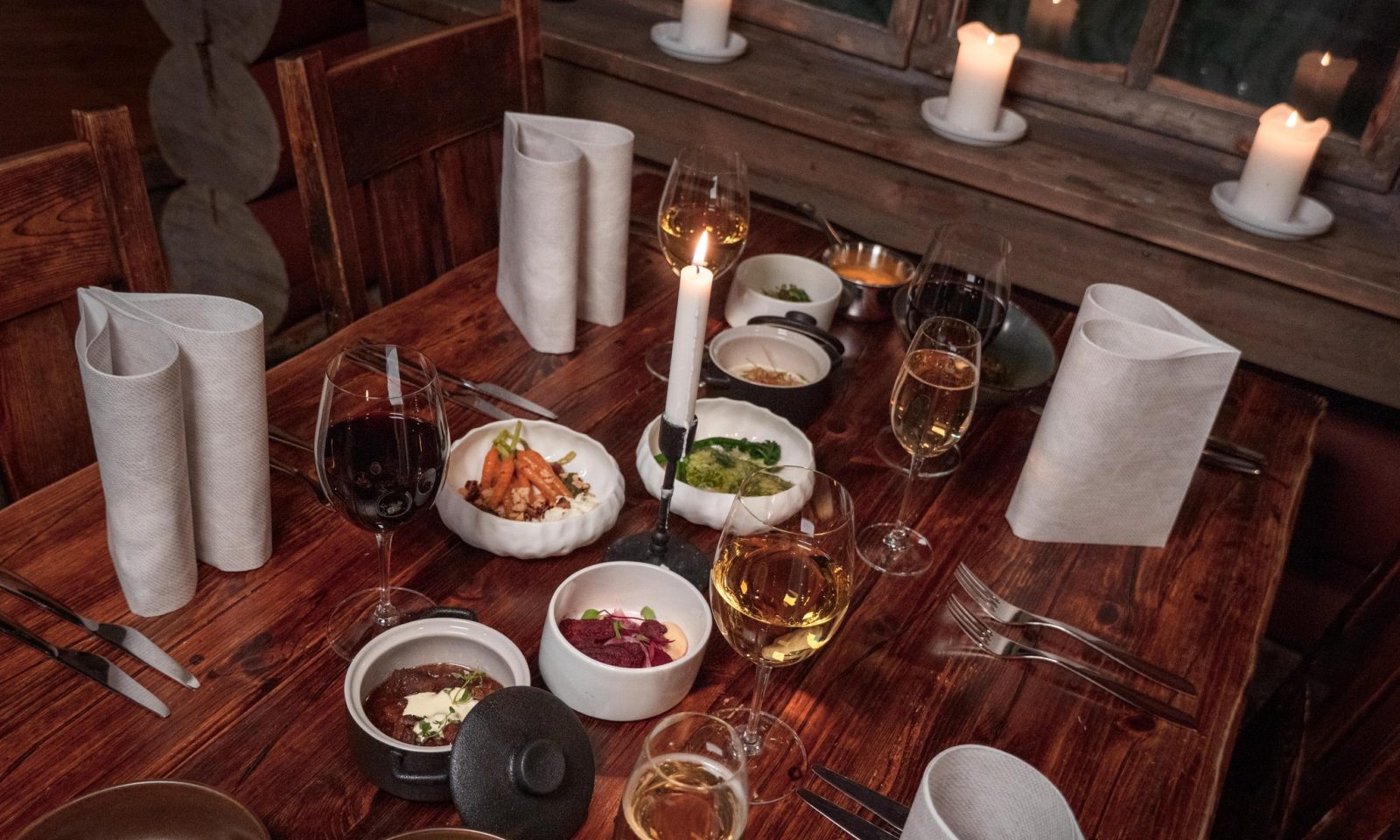 Maisteluannoksia pöydässä Piparinan ravintolassa.