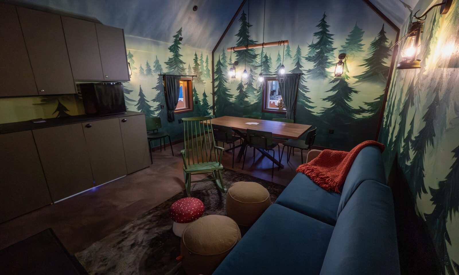 Keskikokoinen mökki sisältäpäin.