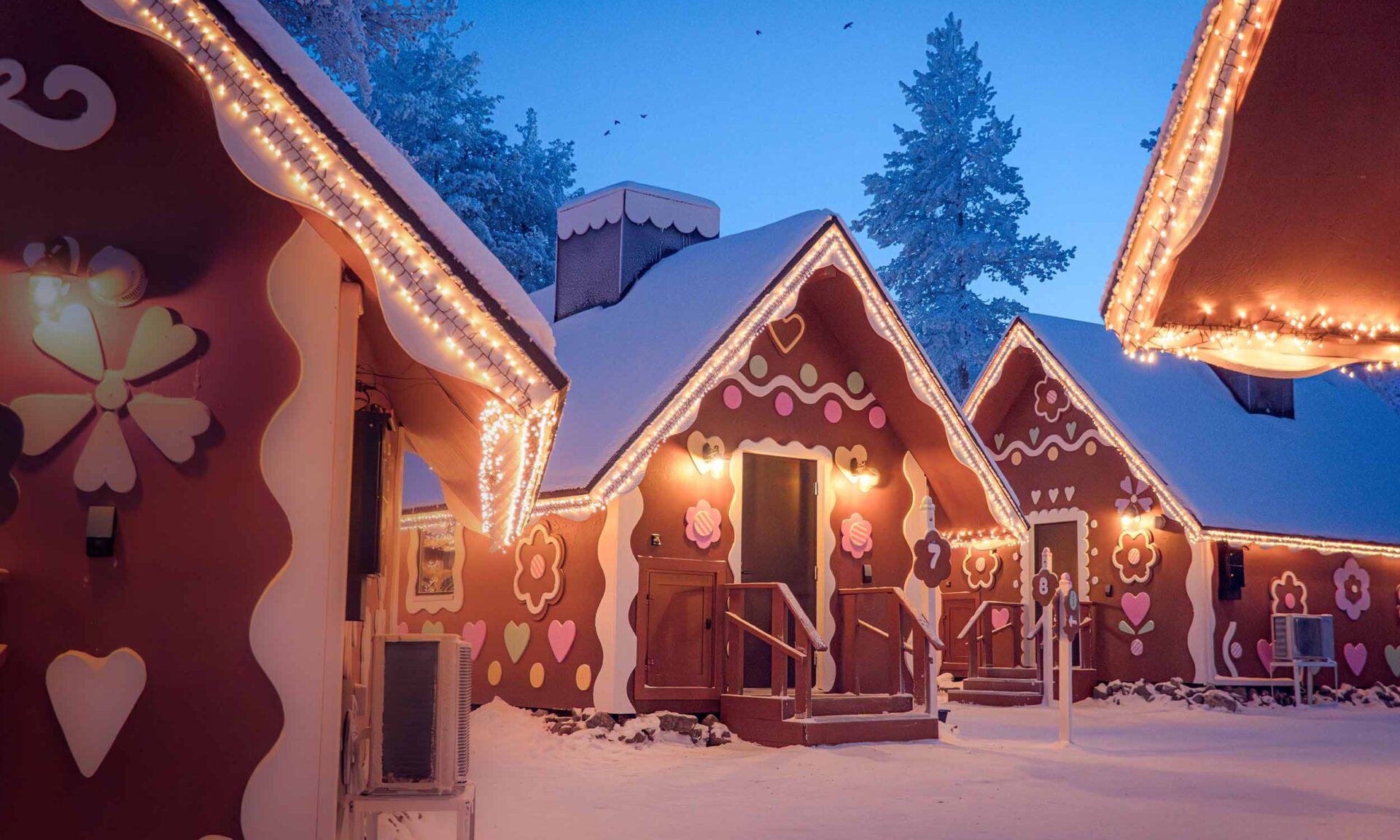 Piparimökit ulkoapäin Joulupukin pajakylässä.