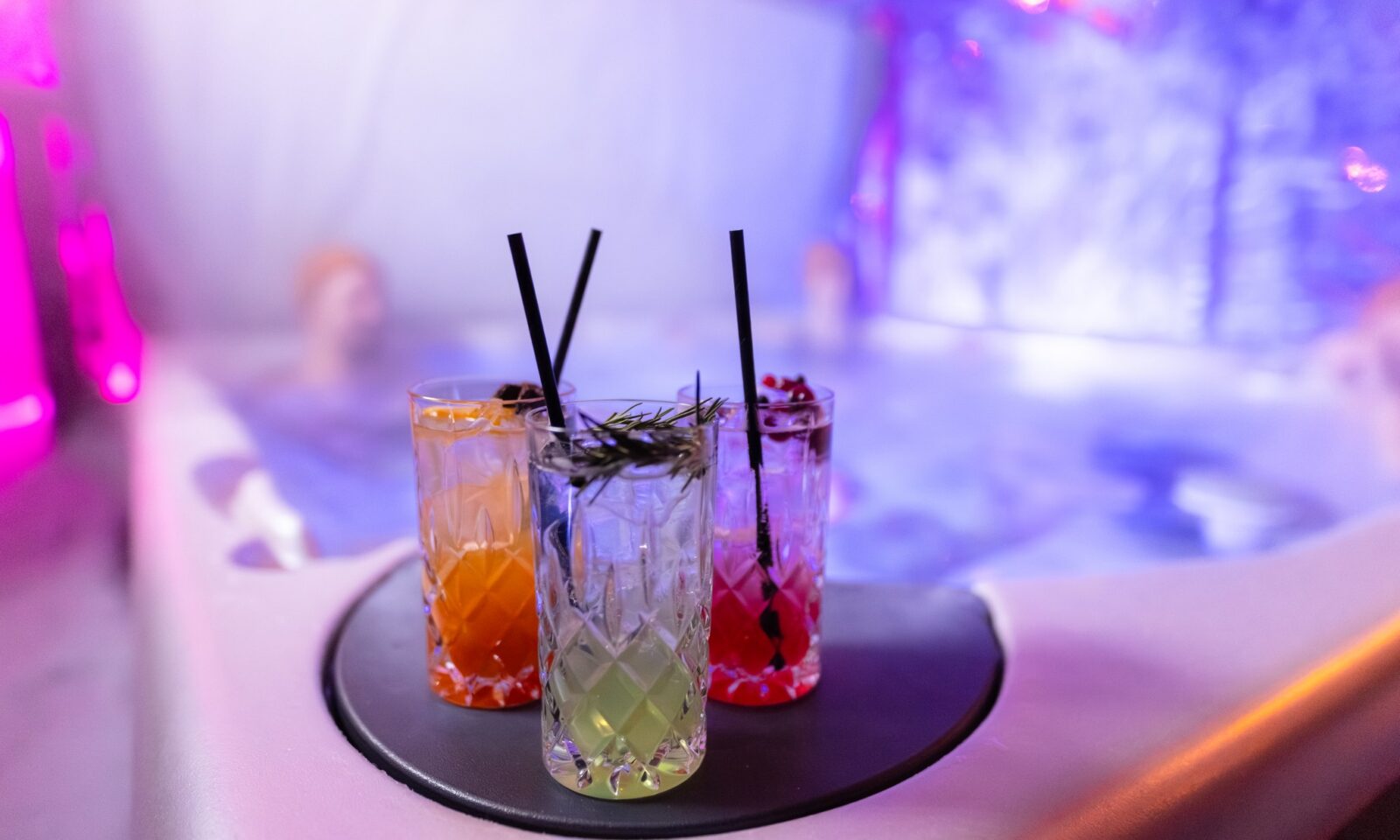 Drinkkejä jacuzzin reunalla.