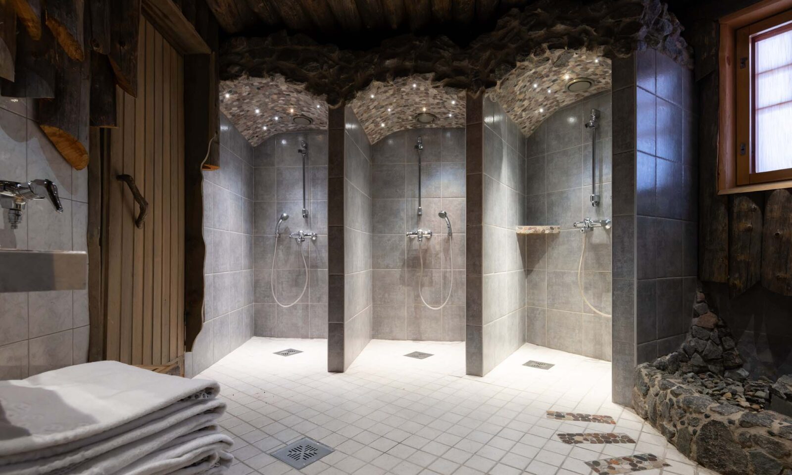 Shower in Piparina's sauna.