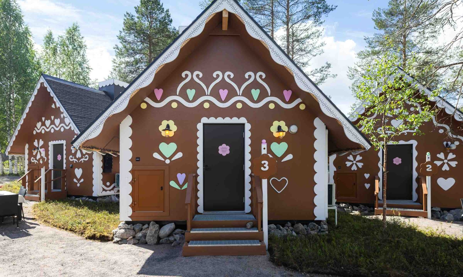 Keskikokoinen piparimökki ulkoapäin kesällä Joulupukin pajakylässä.