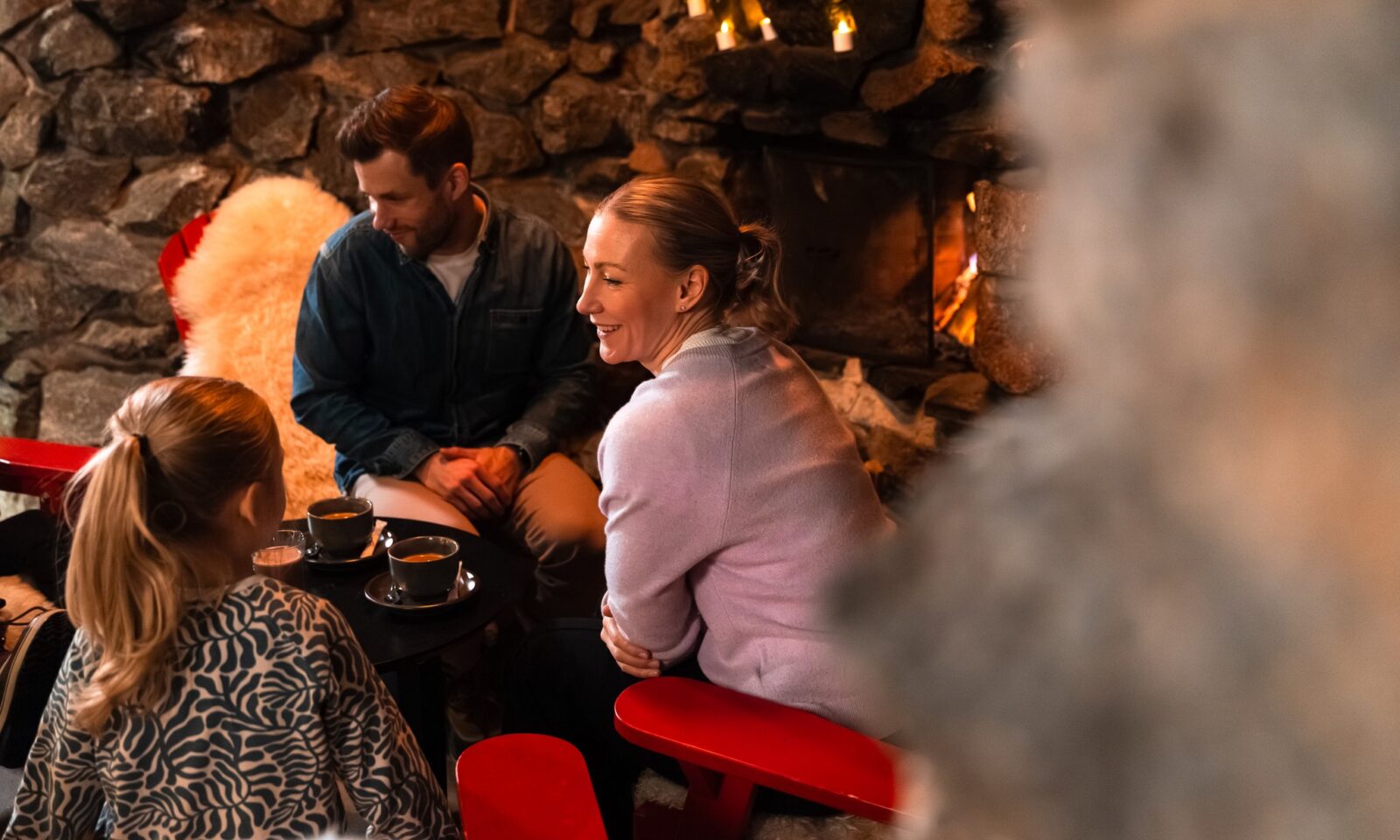 Seurue viettämässä iltaa Piparinan ravintolassa.
